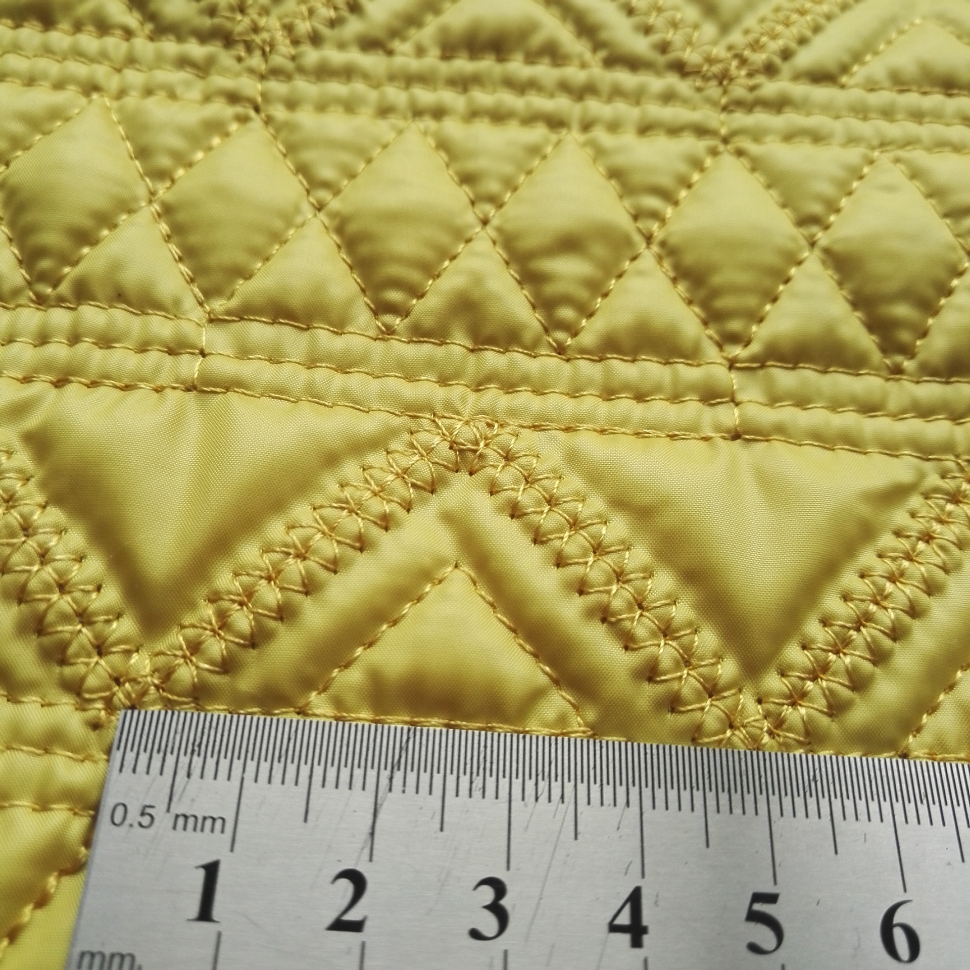 自有工厂现货批发涤塔夫布方格夹棉绗缝绗绣全涤女包面料