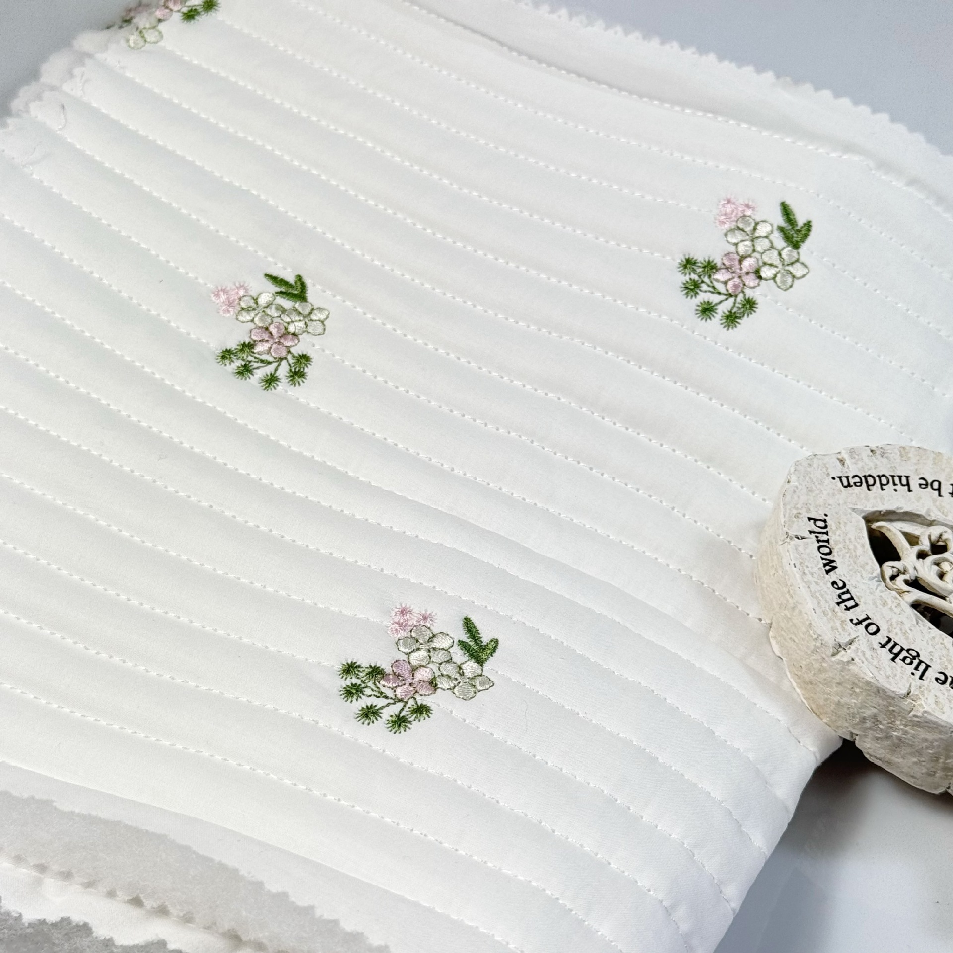 自有工厂国风横条刺绣花朵绗棉面料衍缝床垫云朵包包面料加