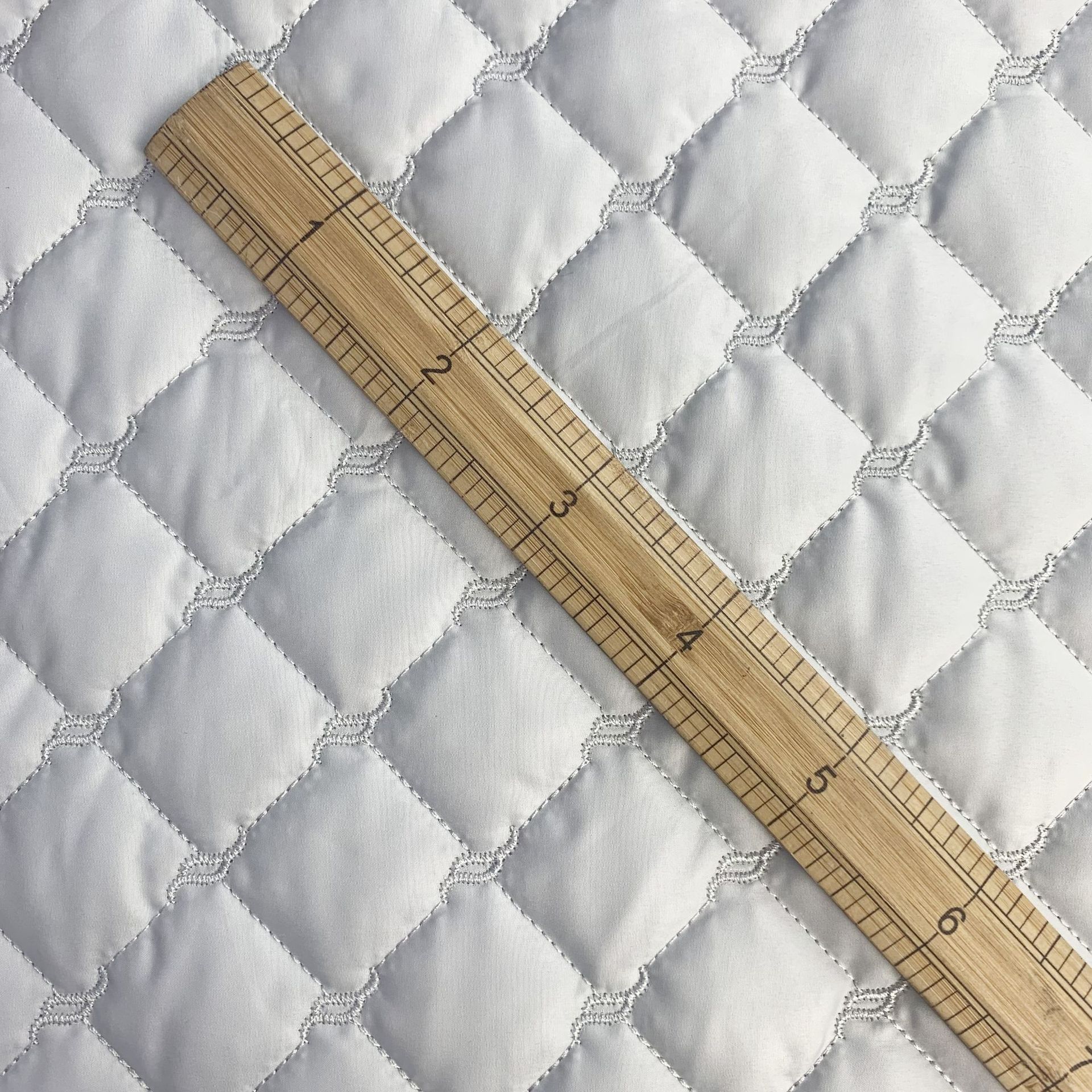 菱形格点缀水纹绗绣 秋冬夹棉面料 春亚纺童装棉服 绣花工厂