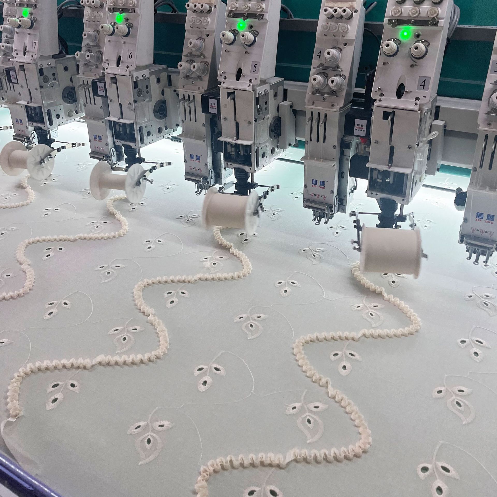 定制特种打孔盘带绣花布小清新全棉文艺女装连衣裙家纺立体花面料