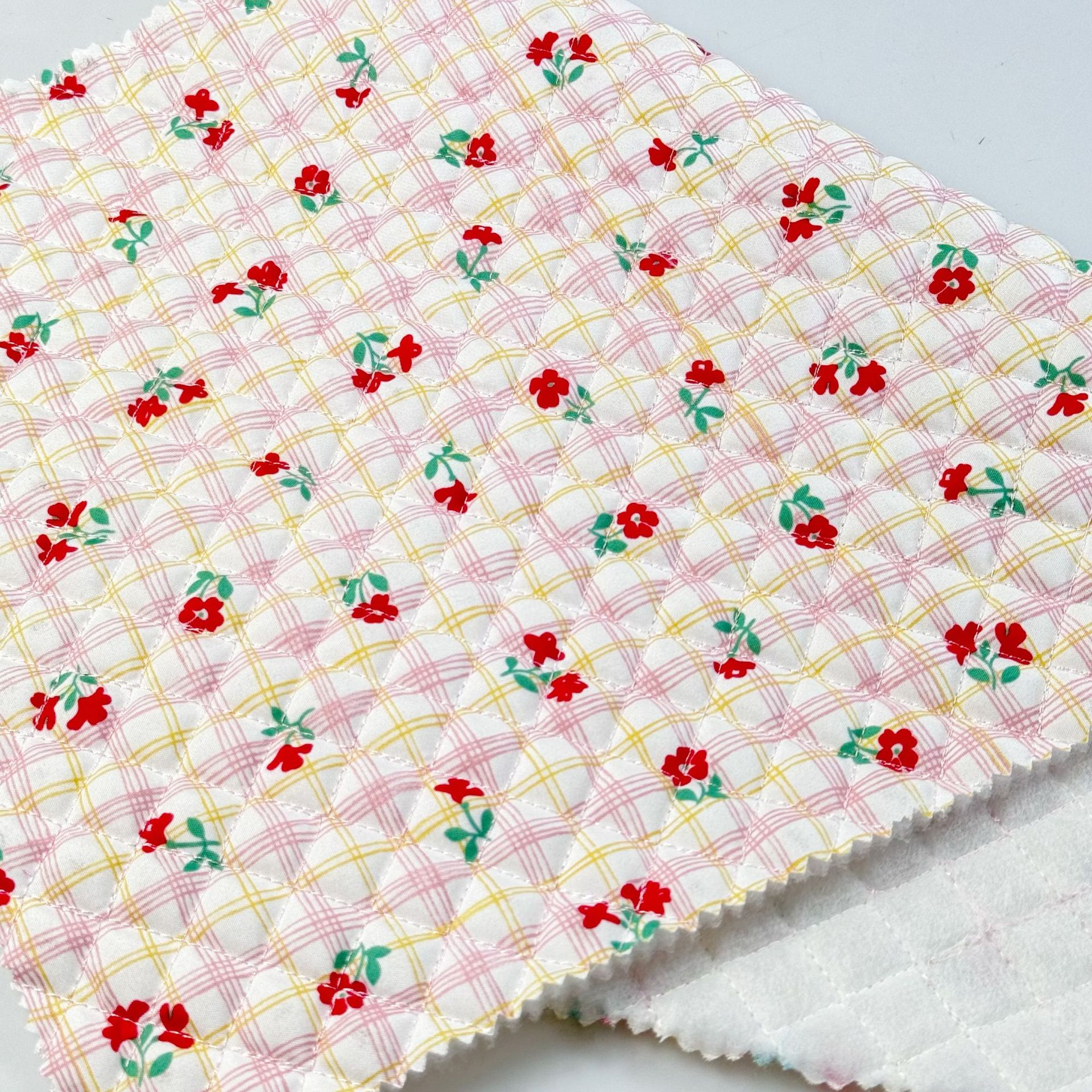 自有工厂全涤春亚纺小菱形格绗缝绗棉面料碎花化妆包箱包夹