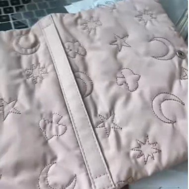 定做平绣绗缝夹棉包面料衍缝棉布料绣花钱包化妆包服装面料刺绣布