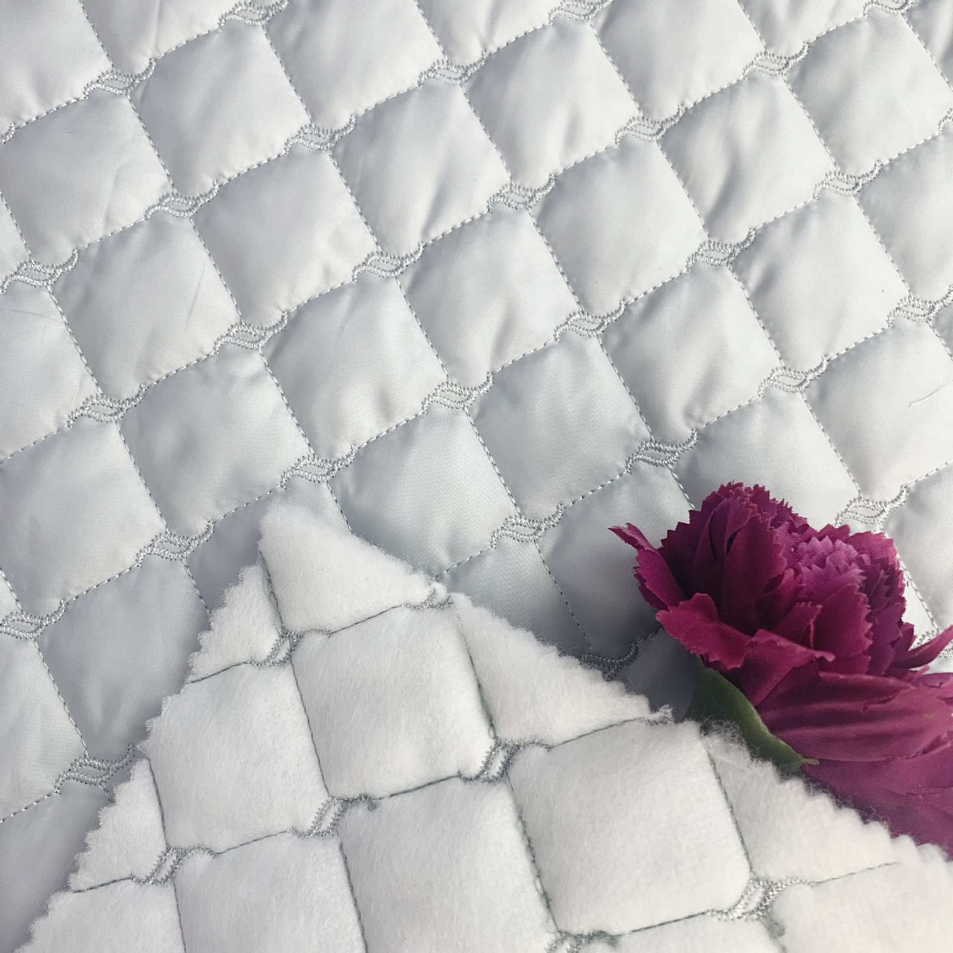 菱形格点缀水纹绗绣 秋冬夹棉面料 春亚纺童装棉服 绣花工厂