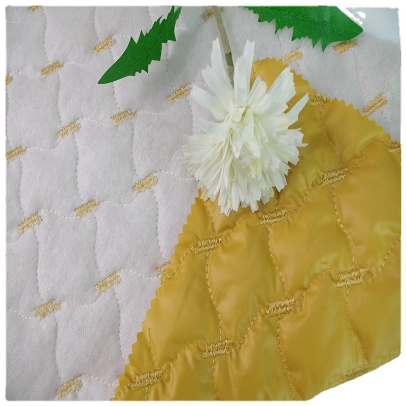 厂家直供 轧光涤塔夫 秋冬平纹菱形格羽绒服外套绗绣涤塔夫面料