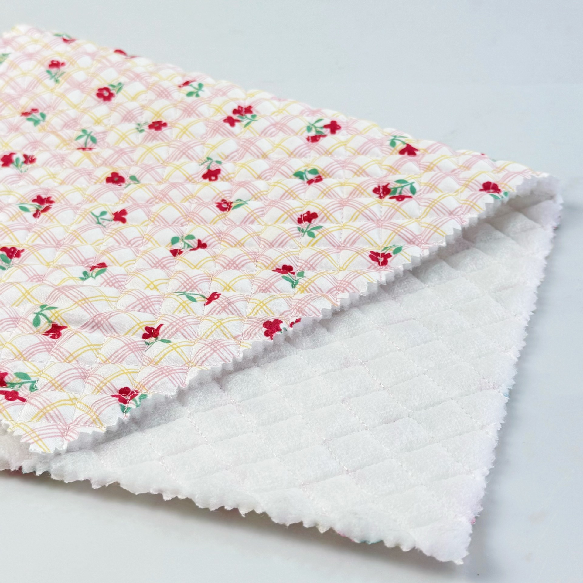 自有工厂全涤春亚纺小菱形格绗缝绗棉面料碎花化妆包箱包夹