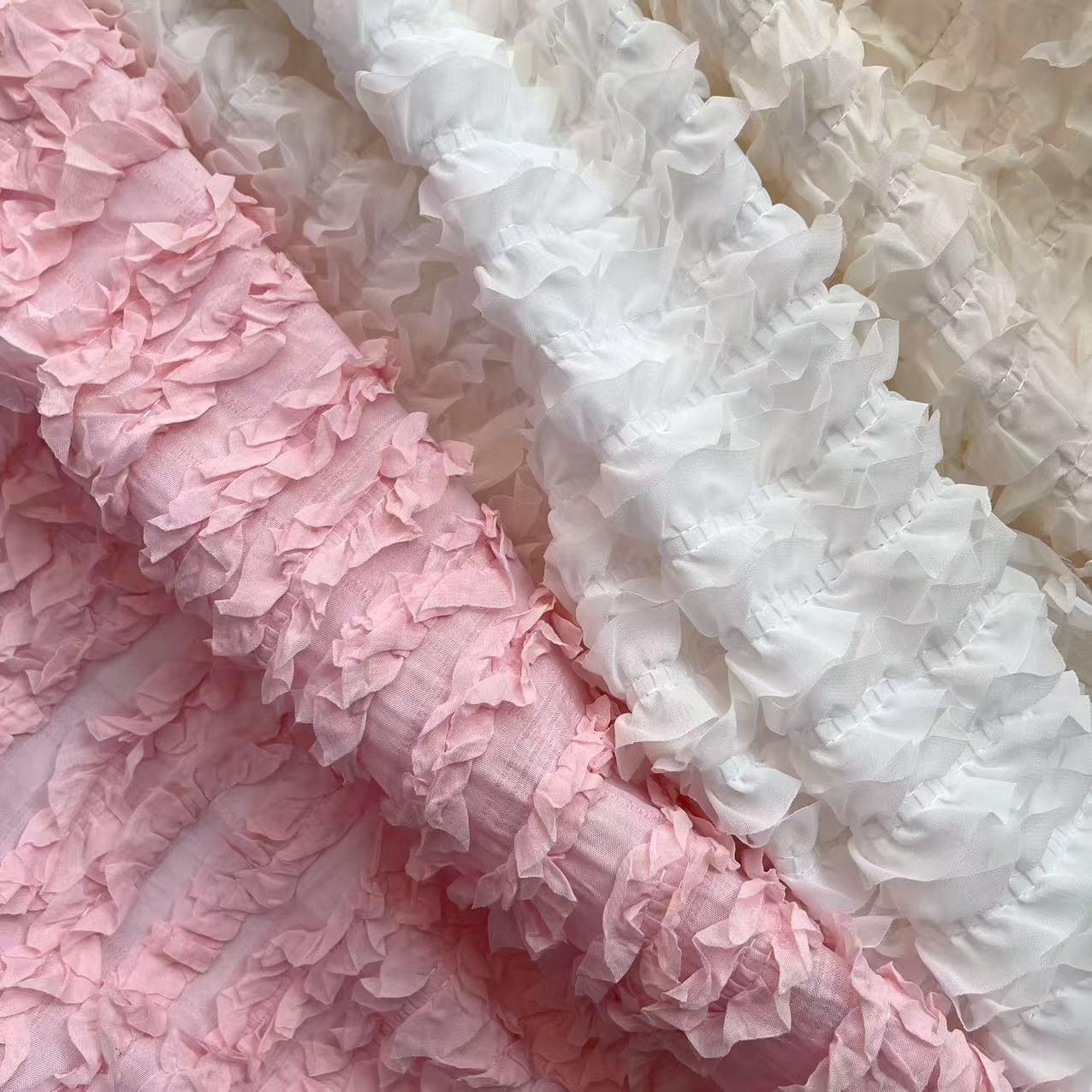 春夏新品钩绣木耳花边雪纺绣花面料压皱连衣裙礼服布料批发