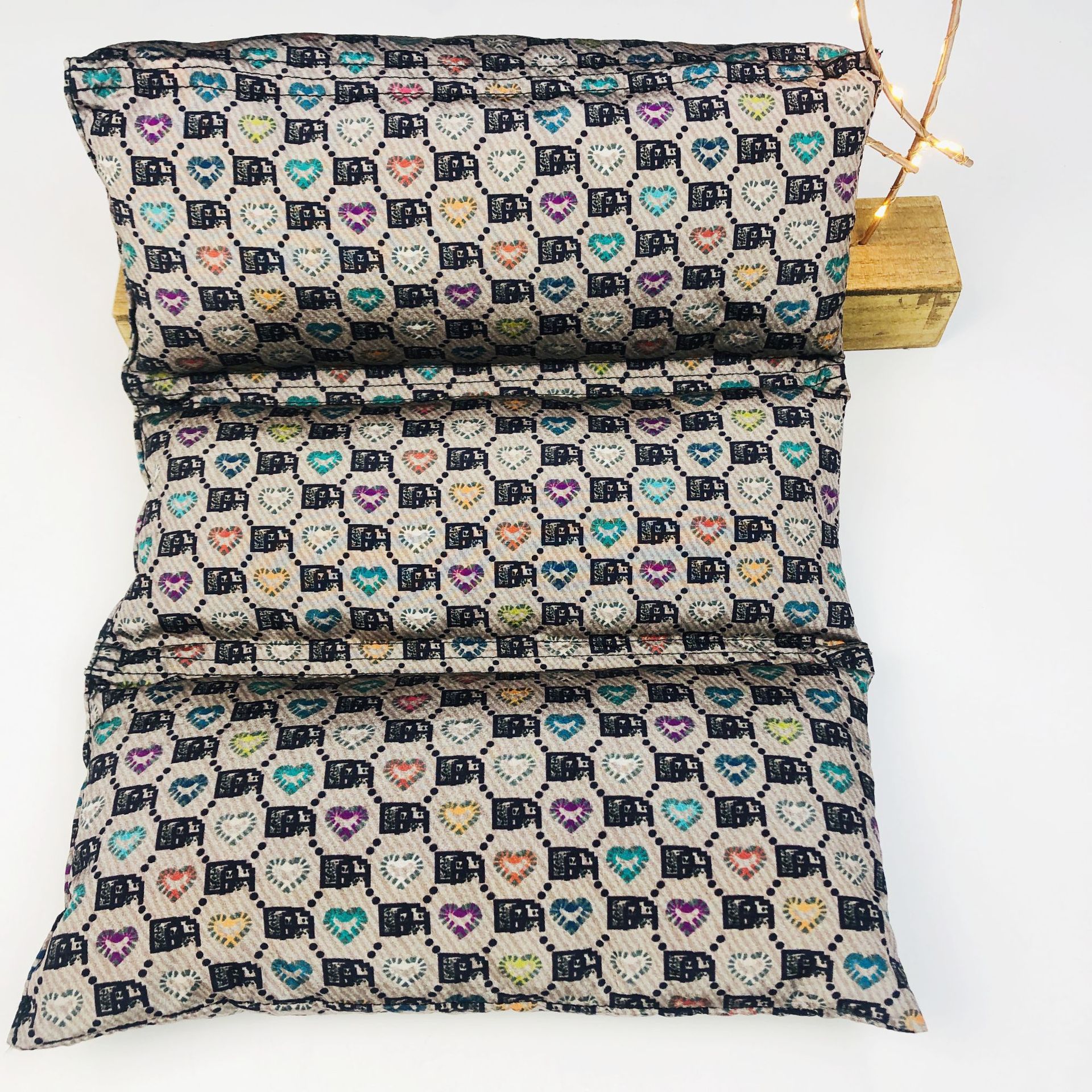 现货批发新款七彩爱心六边形尼龙印花布料羽绒服棉服面料自有工厂